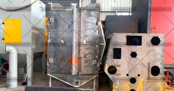 376吊鉤式拋丸機(jī)生產(chǎn)廠家拋丸機(jī)主機(jī)制作中，準(zhǔn)備噴漆